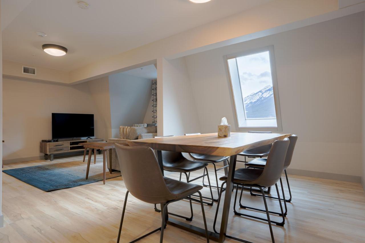 Basecamp Suites แบมฟ์ ภายนอก รูปภาพ