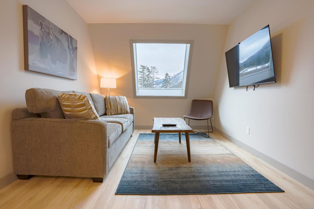 Basecamp Suites แบมฟ์ ภายนอก รูปภาพ