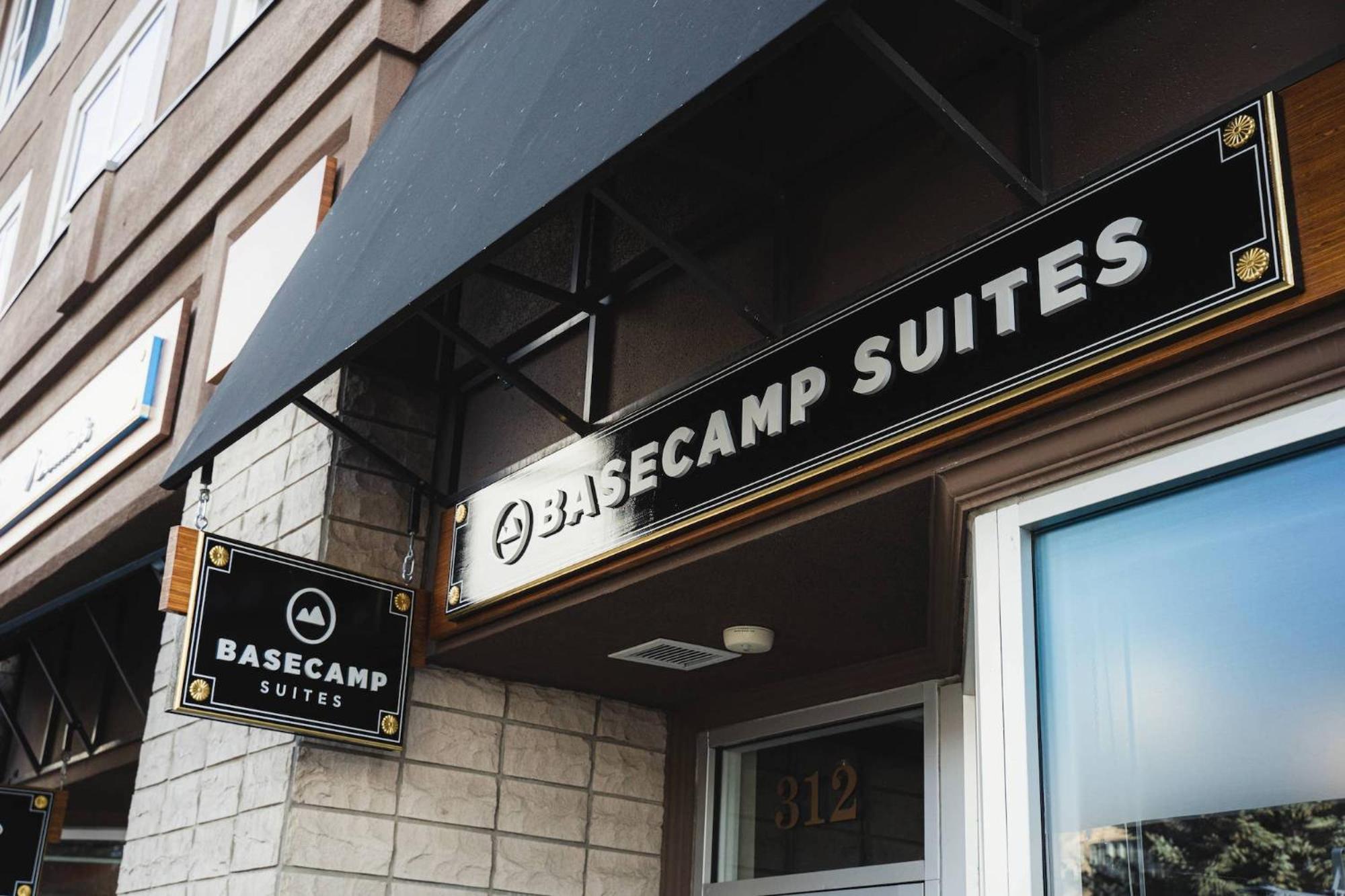Basecamp Suites แบมฟ์ ภายนอก รูปภาพ